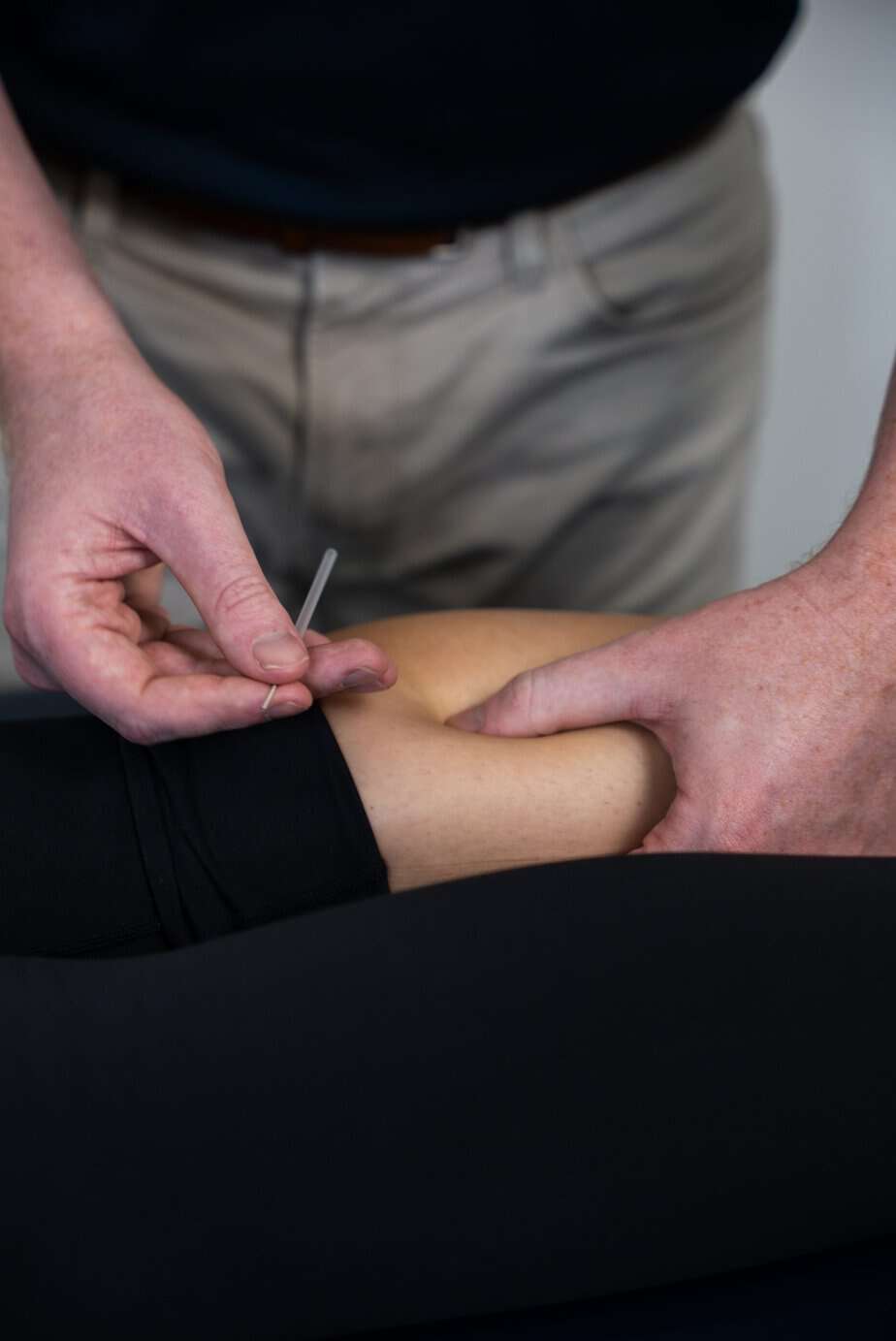 Dry needling for muscular pain in a physiotherapy session